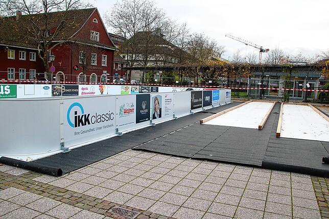 Ab 25. November kann auf dem Viehmarktplatz wieder Schlittschuh gelaufen werden. Links die Kunsteisbahn, rechts die beiden Bahnen für ...