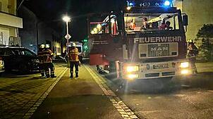 Die Feuerwehr bei einem Einsatz Anfang Juni 2024 in der Arlener Straße: Die Wehr bekommt ein neues Löschgruppenfahrzeug.