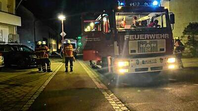 Die Feuerwehr bei einem Einsatz Anfang Juni 2024 in der Arlener Straße: Die Wehr bekommt ein neues Löschgruppenfahrzeug.