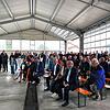 Die Eröffnung der Gewerbeschau in der Halle der Fecht Bus GmbH. Neben Andreas Jung (MdB, CDU) sprechen dabei auch Bürgermeisterin Susen ...