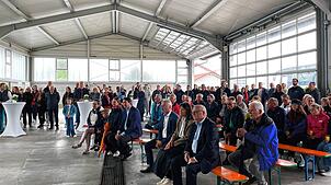 Die Eröffnung der Gewerbeschau in der Halle der Fecht Bus GmbH. Neben Andreas Jung (MdB, CDU) sprechen dabei auch Bürgermeisterin Susen ...