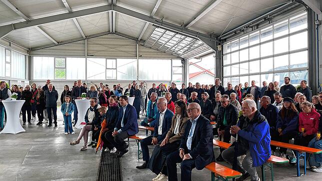Die Eröffnung der Gewerbeschau in der Halle der Fecht Bus GmbH. Neben Andreas Jung (MdB, CDU) sprechen dabei auch Bürgermeisterin Susen ...