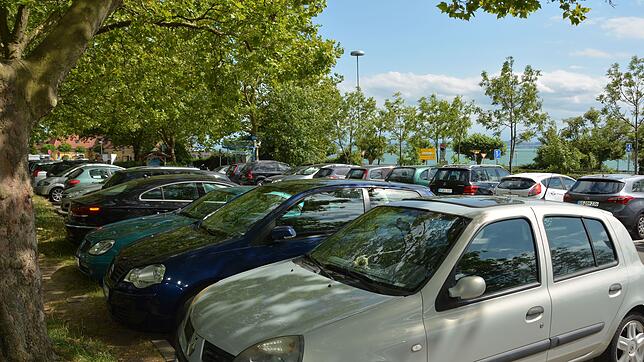 Die Parkplätze an der Meersburger Fähre sind zumindest in der Hochsaison meistens belegt. Nun hat der Gemeinderat beschossen, dass dort ...