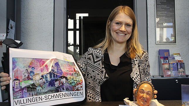 Bei Johanna Blum in der Touristeinformation im Franzsikaner in Villingen gibt es Schemen und Taschen als Souvenir.