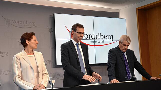 Landesrätin Martina Rüscher (von links) informierte mit Landeshauptmann Markus Wallner und Landessanitätsdirektor Wolfgang Grabher über ...