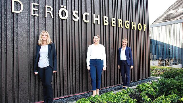 Für Eva Balkow (von links), Abteilungsleiterin Personalwesen, Katerina Karachalias, Auszubildende im dritten Lehrjahr und Claudia ...