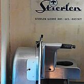 Frische Wurst verkaufen die Strittmatters nicht mehr, die Schneidemaschine ist abgeschaltet.