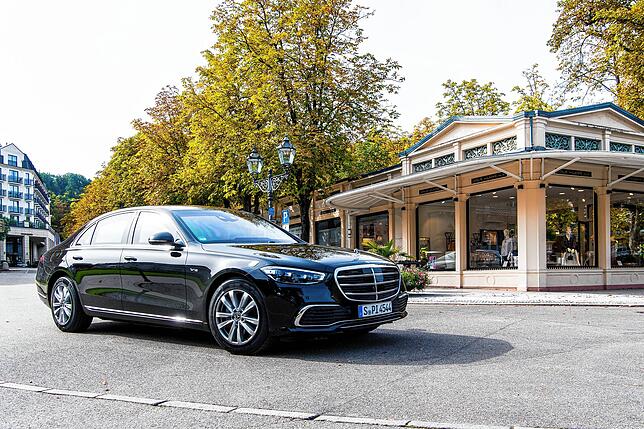 19,5 Liter Superbenzin oder gut 440 Gram CO2 pro Kilometer schluckt beziehungsweise emittiert der neue Scholz-Dienstwagen. Repräsentativ ...