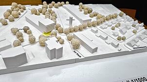 Das Modell von Architekt Hans Jakel zeigt das geplante Gesundheitszentrum gegenüber dem Feuerwehrgerätehaus an der Ecke ...