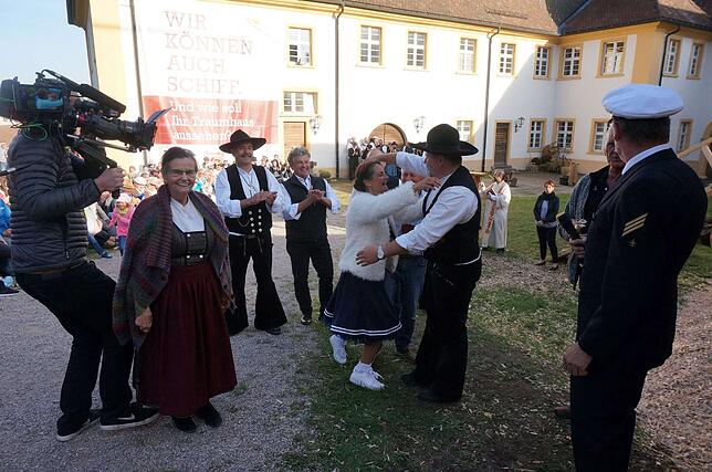 Bild 4: Der Theaterverein Zeitschleuse stellt bei der Schiffstaufe am Kloster in Riedern am Wald einen Teil seiner Kulisse für die nächste Saison vor