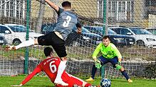 Bärenstarke Aushilfe: Yannic Rüd zog sich mangels einsatzbereitem Torwart das Trikot in der Partie bei Bosporus FC Friedlingen über und ...