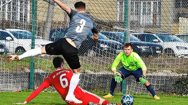 Bärenstarke Aushilfe: Yannic Rüd zog sich mangels einsatzbereitem Torwart das Trikot in der Partie bei Bosporus FC Friedlingen über und ...
