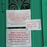 Ein Anschlag an der Rathaustür weist darauf hin, dass das Verwaltungsgebäude für den Publikumsverkehr geschlossen ist.