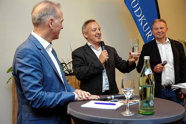 Das Glas ist halb voll. In Engen heißt es aber: „Mehr geht immer“. Jörg-Peter Rau (Mitte) von der SÜDKURIER-Chefredaktion ...