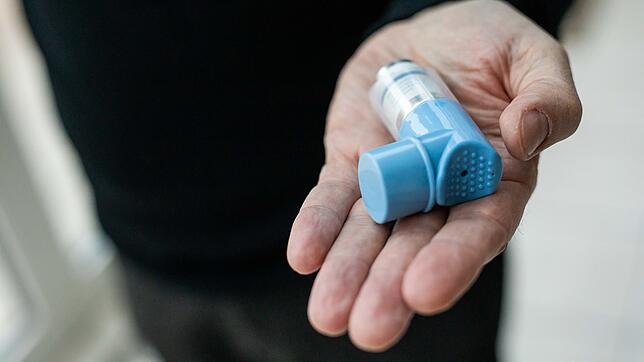 Experten beurteilen die Ergebnisse einer aktuellen Studie zur Einnahme eines Asthma-Sprays bei Covid-19 als vielversprechend.