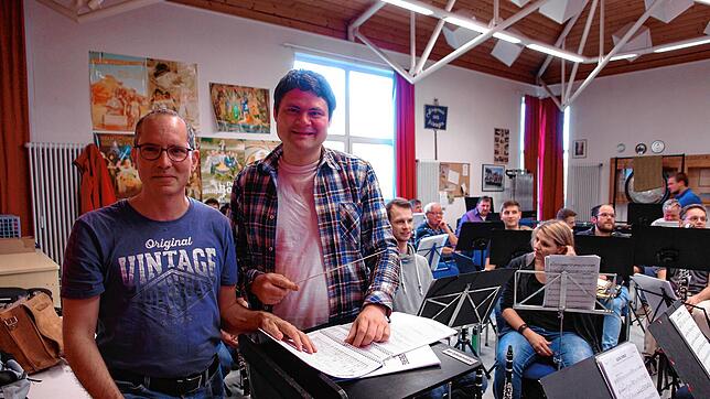 Der Schweizer Komponist Mario Bürki (links) und Dirigent Marco Geigges (rechts) bringen ein ganz besonderes Konzertwerk über Böhringen ...