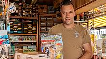 Hier hält Lukas „Luki“ Dreher eines der am Bodensee so begehrten Micky-Maus-Hefte in Händen. Seit über 70 Jahren betreibt seine Familie ...