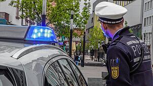 Die Singener Polizei im Einsatz mit Kelle, Blaulicht und Polizeiwagen.