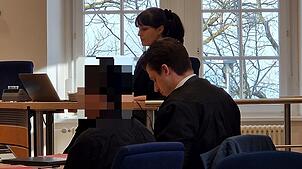 Der 29-Jährige ist der Justiz in Waldshut-Tiengen bestens bekannt. Er wurde mehrfach verurteilt und schrieb Richtern, Staatsanwälten und ...