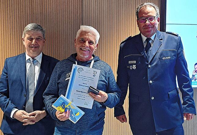 Wilfried Dettke (Mitte) filmte, wie drei Männer ihr Diebesgut aus dem Auto räumten. Links: Landrat Stefan Bär, rechts: Polizeipräsident ...