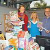 Einen ganzen Berg an neuen Reiseführern, Romanen und Kinderbüchern packen Anja Steppacher, Ursula Vetter und Michael Schlageter zusammen ...