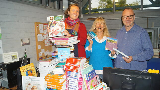 Einen ganzen Berg an neuen Reiseführern, Romanen und Kinderbüchern packen Anja Steppacher, Ursula Vetter und Michael Schlageter zusammen ...