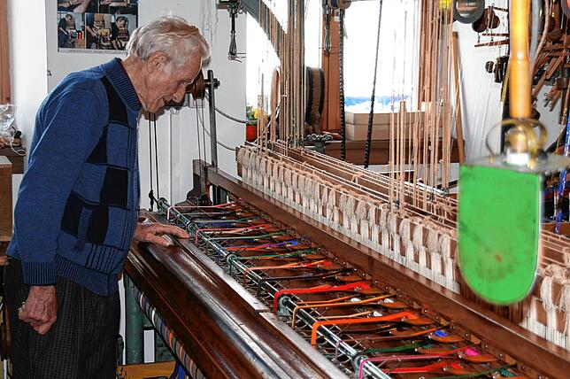 Mit 98 Jahren gestorben: Webermeister Oskar Matt, im Bild am Webstuhl im Heimatmuseum in Görwihl.