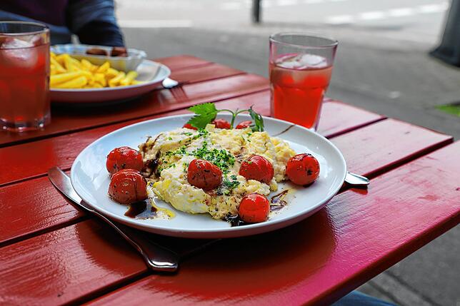 Gespeist wurden das Tagesgericht geschmorte Kirschtomaten mit Lauchpolenta und eine vegane Curry-Wurst mit Pommes. Dazu gab es zwei ...