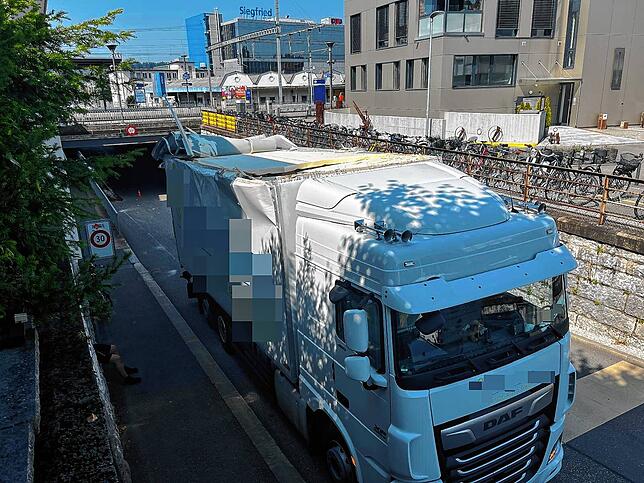 In Zofingen fährt ein Lastwagen unter einer Brücke mit einer Höhenbeschränkung von 3,50 Meter. Zu wenig für den Brummi.