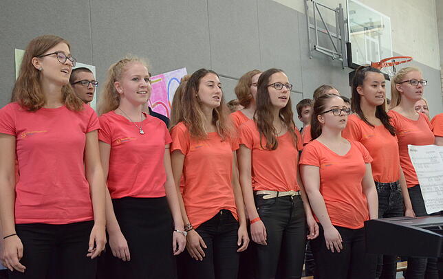 Auch der von von Oliver Fredel geleitete Oberstufenchor singt zum Festakt.