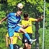 Paul Brosi (FC Neustadt, links) gewinnt das Kopfballduell Philipp Wehrle (FC Gutmadingen). Dies zeigt sich auch im Endergebnis, die ...