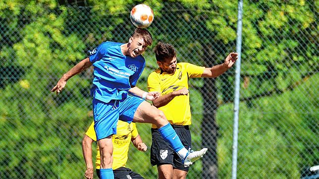 Paul Brosi (FC Neustadt, links) gewinnt das Kopfballduell Philipp Wehrle (FC Gutmadingen). Dies zeigt sich auch im Endergebnis, die ...