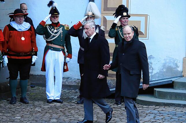 Auch Fürst Albert II. von Monaco (rechts) und König Philipp von Belgien sind Gäste bei der Trauerfeier für Max Markgraf von Baden auf ...