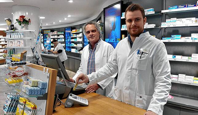 Die Apotheker Peter (links) und Florian Meess von der Hofapotheke in Donaueschingen sehen noch Verbesserungsbedarf beim neuen E-Rezept.