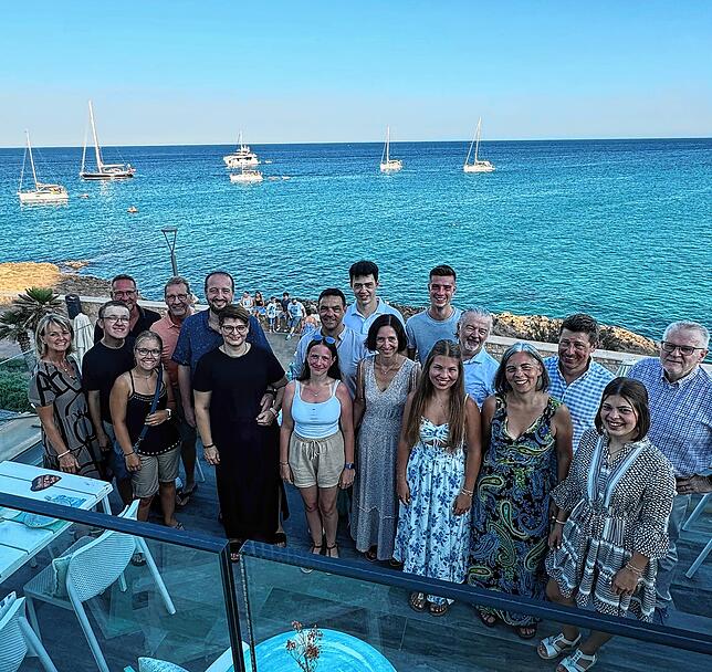 Die Geburtstagsgesellschaft: Ralf Kögel feiert gemeinsam mit seiner Familie, Freunden und seinen drei Reisegefährten auf Mallorca im ...