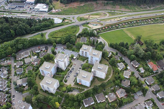 Wenn man so will, entstand seit den 60-er Jahren kein so großes soziales Wohnbauprojekt mehr in Überlingen, hier zu sehen die Hochhäuser ...
