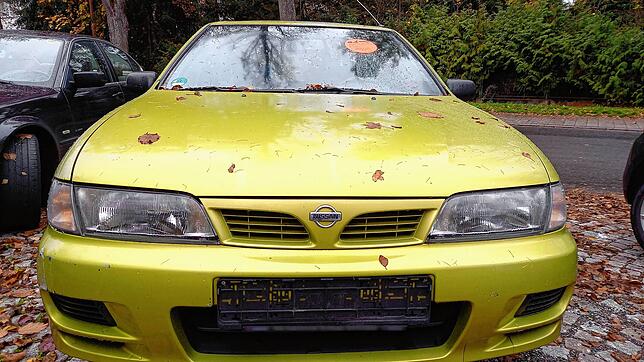 Dieser ältere Nissan steht vergangene Woche auf einem öffentlichen Parkplatz in der Villinger Waldstraße, ohne Kennzeichen, mit rotem Punkt.
