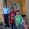 Sie freuen sich, dass sich Friedingen munter weiterentwickelt: (von links) Ortsvorsteher Roland Mayer, der frühere Helfer Markus ...