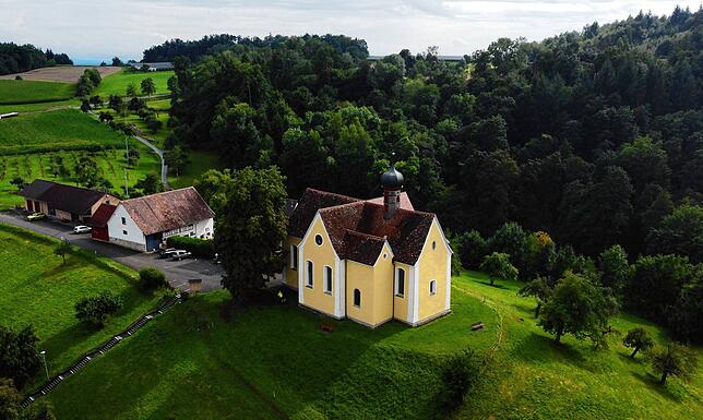 Wer einen Aussichtspunkt über das Salemertal sucht, der ist bei der Wallfahrtskirche Maria zum Berg Karmel in Baitenhausen goldrichtig.