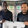 FC 08 Villingens Sportvorstand Arash Yahyaijan (rechts) begrüßt den neuen Stürmer Lhadji Badiane.