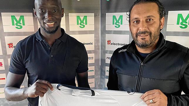 FC 08 Villingens Sportvorstand Arash Yahyaijan (rechts) begrüßt den neuen Stürmer Lhadji Badiane.