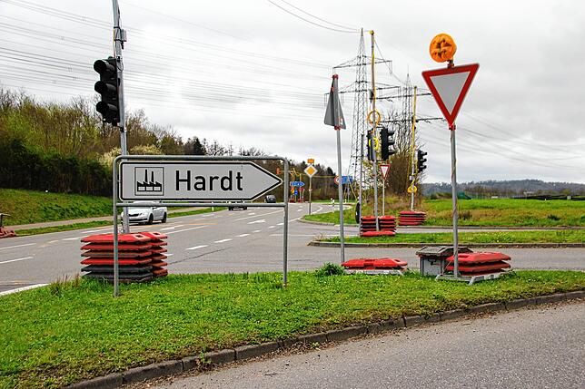 Durch das Industriegebiet Hardt führte die Umleitungen während der Bauarbeiten an der Aachbrücke beim Rißtorfkreisel. Dadurch wurden die ...