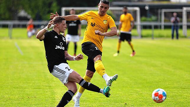 Felix Wäschle (rechts) vom FC Öhningen-Gaienhofen schoss zwei Tore in der Partie gegen den FC Hilzingen (Yannick Becker). Die Partie ...