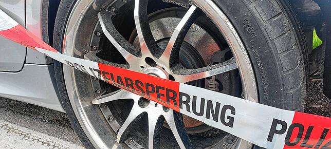 Rund um das abgestellte Fahrzeug wurde polizeiliches Flatterband gewickelt.