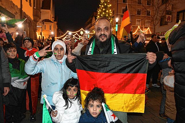 Auch Bashar Alhamoun (rechts) und seine Tochter Leel Alhamoun (links) feiern den Sturz des syrischen Regimes. Dabei sind auch Ganna ...