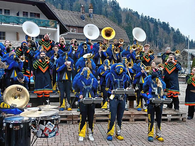 Gemeinsame Sache machten beim Narrenbaustellen das Gugge-Ensemble Todtmoos und die Neonröhrer aus Sankt Blasien