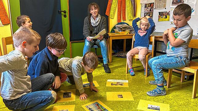 Hier müssen die Kinder herausfinden, welche Bildunterschriften zu welchem Foto passen. Silke Janz hat dafür die Bilder aus der Zeitung ...