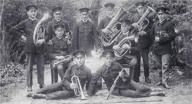 Die Musikkapelle Menningen im März 1928. Damals gehören der Kapelle nur Männer an.