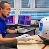 Till Eisenberg, Cimon-Projektleiter von Airbus, bereitet Cimon-2 für seinen Einsatz vor. Dieser soll im Dezember sein.