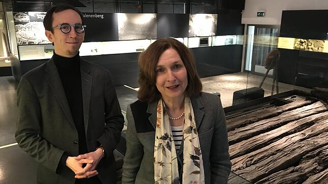 Peter Graßmann und Anita Auer freuen sich auf das Digitalprojekt &bdquo;GeheimnisGräberei&ldquo;, das die keltische Grabkammer im ...